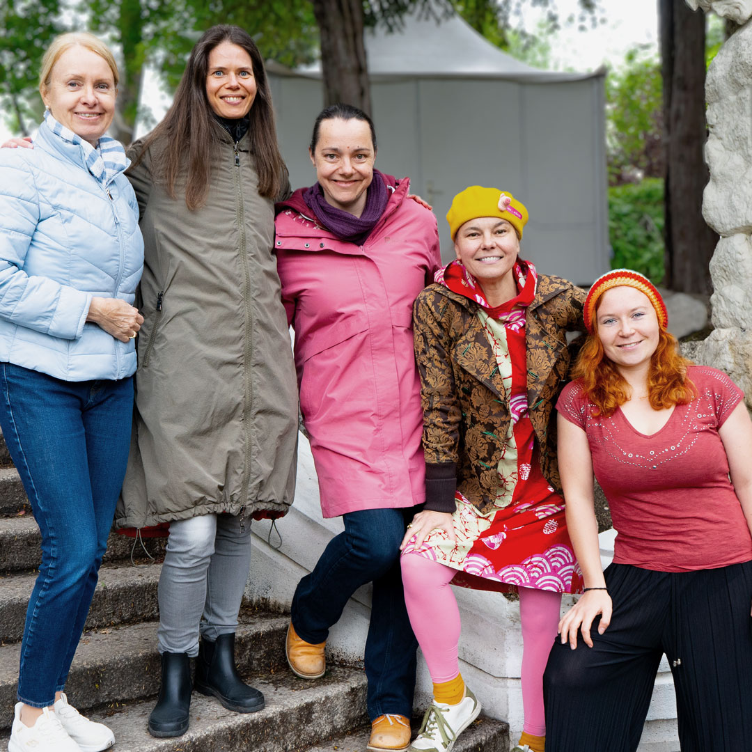 Ein Bild des Teams Bahöfaktur: Leni Lust, Judith Schneider, Gudrun Nikodem-Eichenhardt, Sylvia Fahnler und Gerti Dogo am 'Die Befreiung der Quelle' - Brunnen im Stadtpark, 1010 Wien
